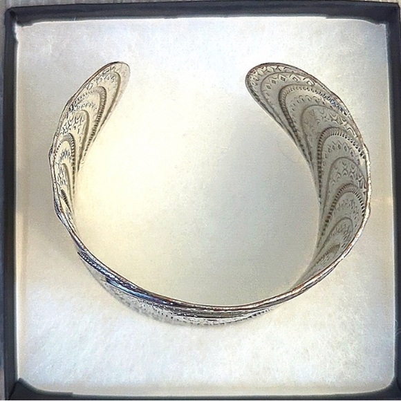 Sundial Style Cuff -EUC - Picture 4 of 4